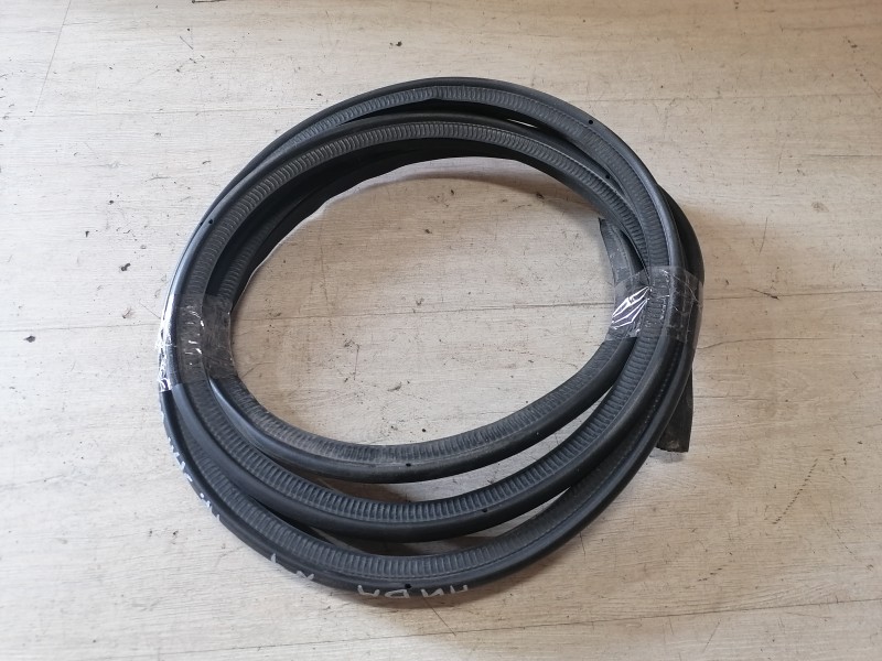 Niva №4 уплотнитель дверного проема правый на всю сторону