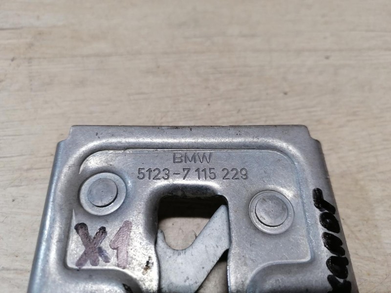 BMW X1 №1 замок капота
