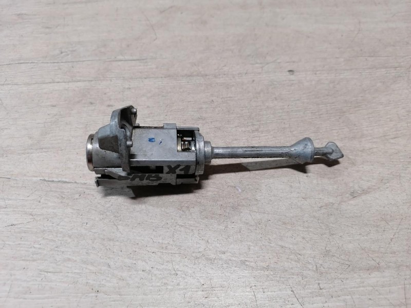 BMW X1 №1 личинка двери с ключом