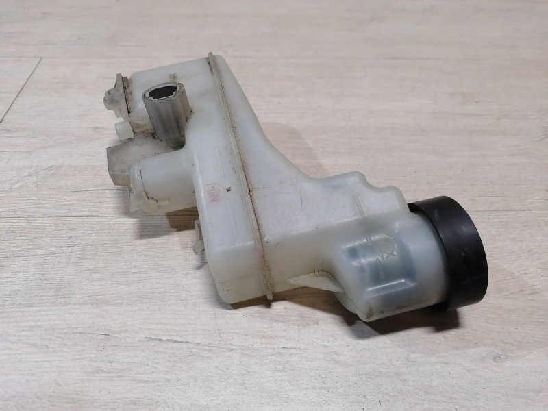 Camry v40 №3 бачок тормозного цилиндра