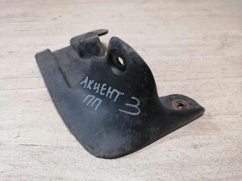 Accent №3 брызговик передний правый