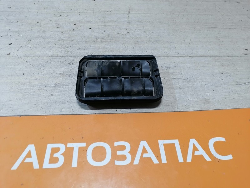 Sandero №12 решетка вентиляции багажника