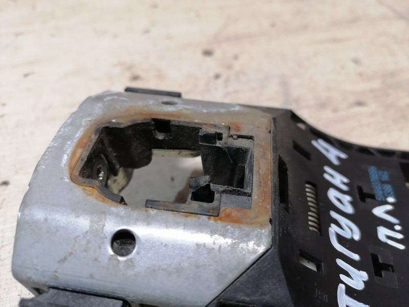 Tiguan №4 кронштейн ручки двери передний левый