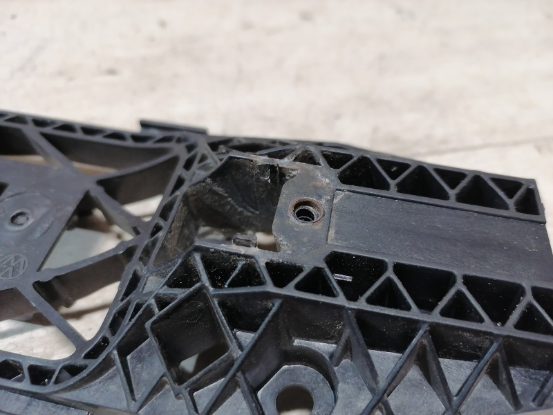 Tiguan №4 кронштейн ручки двери передний левый