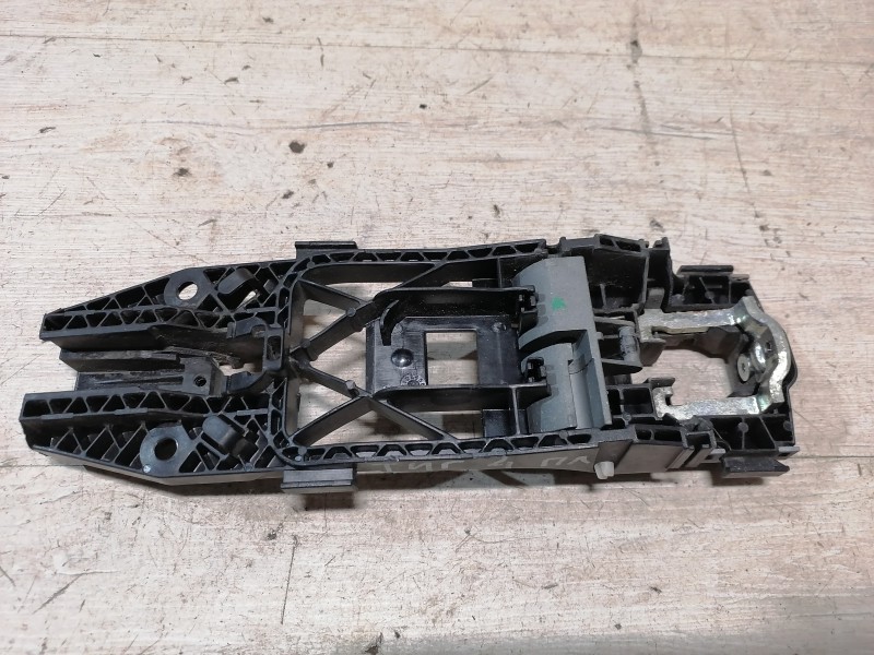 Tiguan №4 кронштейн ручки двери передний левый