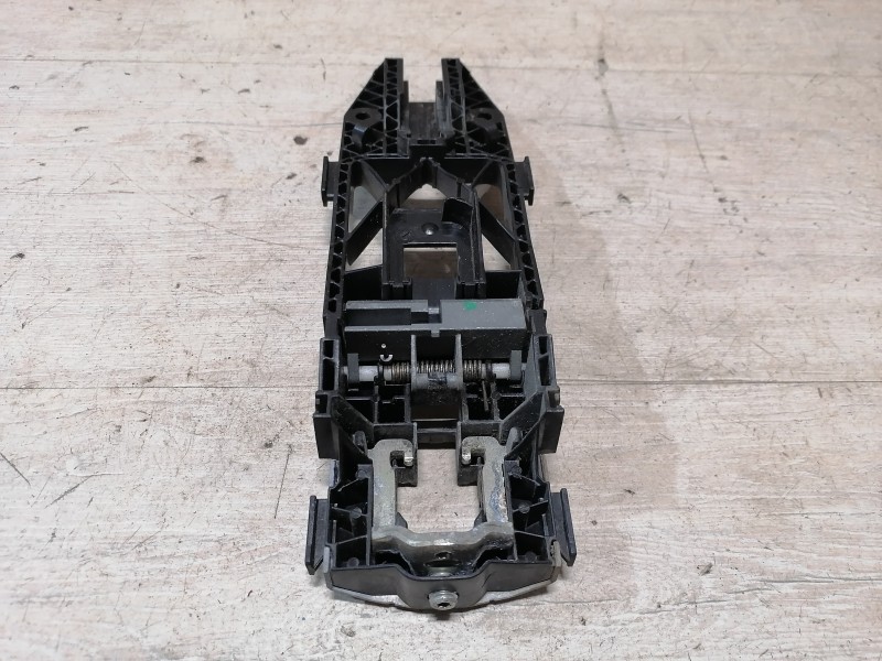 Tiguan №4 кронштейн ручки двери передний левый