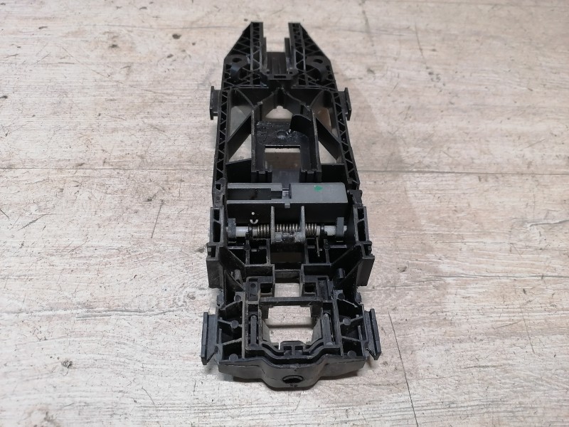 Tiguan №4 кронштейн ручки двери