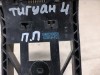 Tiguan №4 кронштейн ручки двери