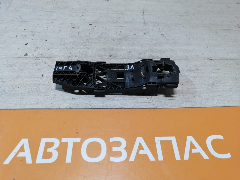 Tiguan №4 кронштейн ручки двери