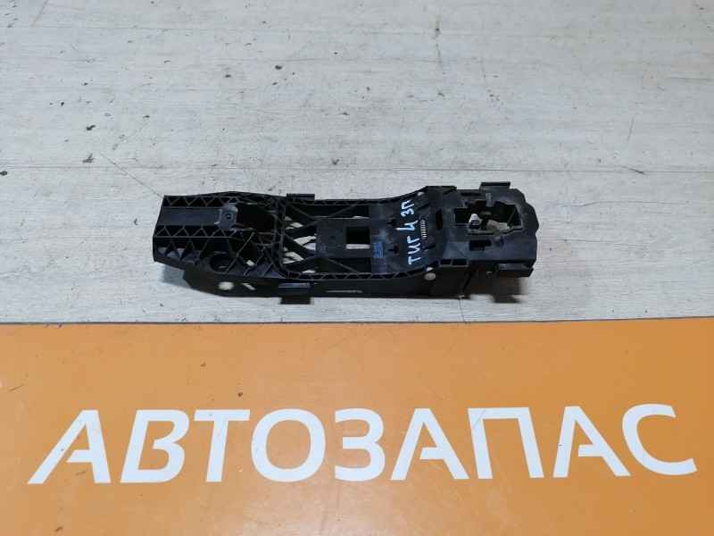 Tiguan №4 кронштейн ручки двери