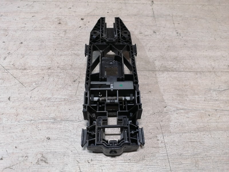 Tiguan №4 кронштейн ручки двери