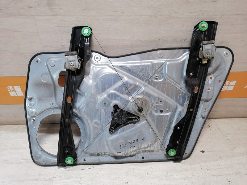 Tiguan №4 стеклоподъемник передний левый
