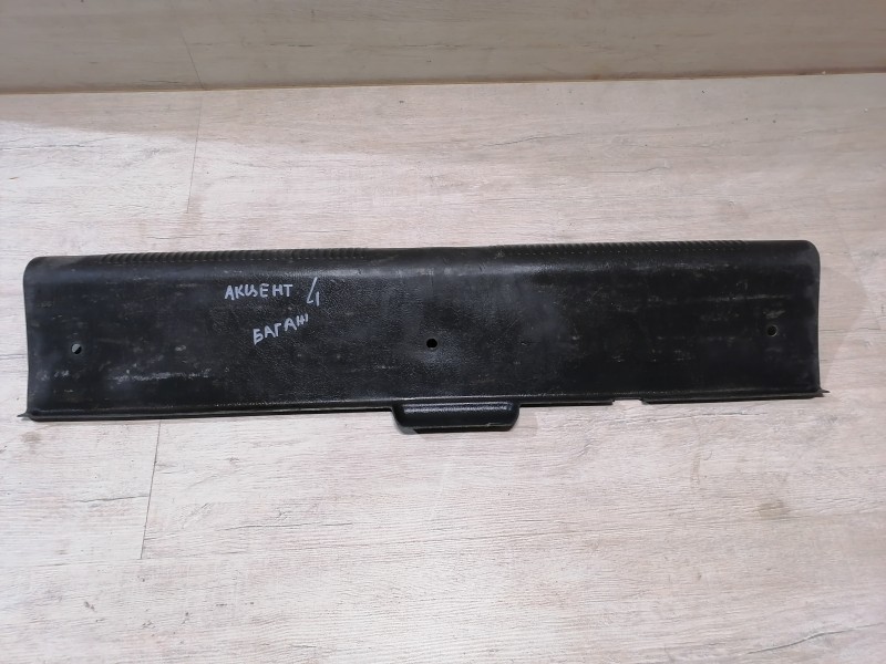 Accent №4 обшивка задней панели накладка