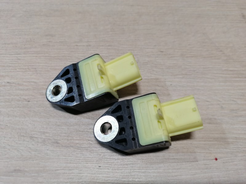 Prado 150 №2 датчик удара боковой 8983175020
