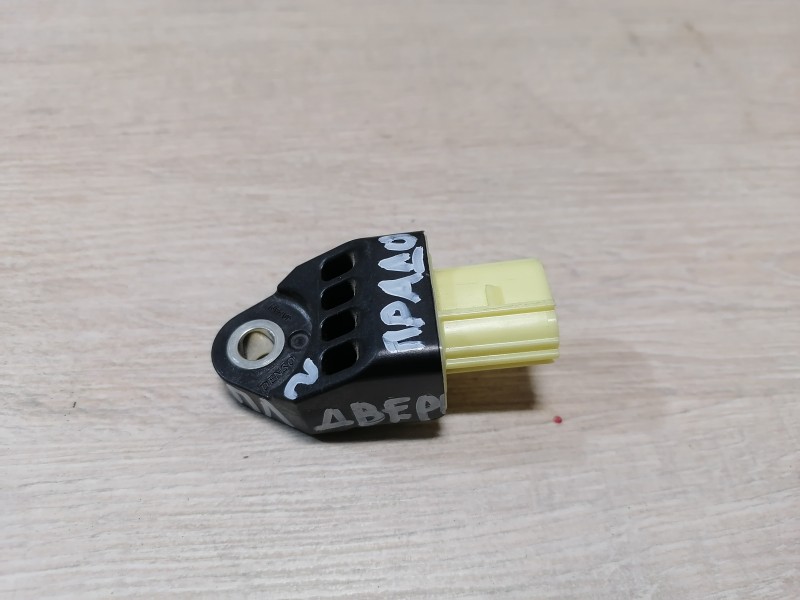 Prado 150 №2 датчик удара передней левой двери 8983160040