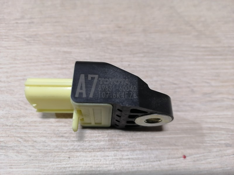 Prado 150 №2 датчик удара передней левой двери 8983160040