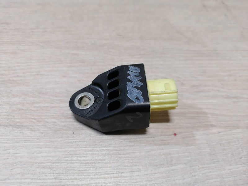 Prado 150 №2 датчик удара задний под диваном 8983160020