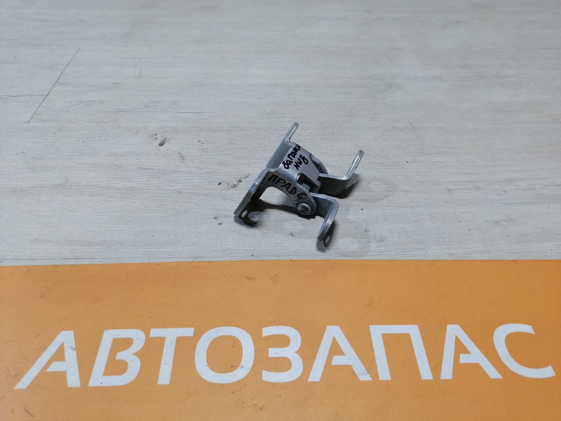 Prado 150 №2 петля крышки двери багажника