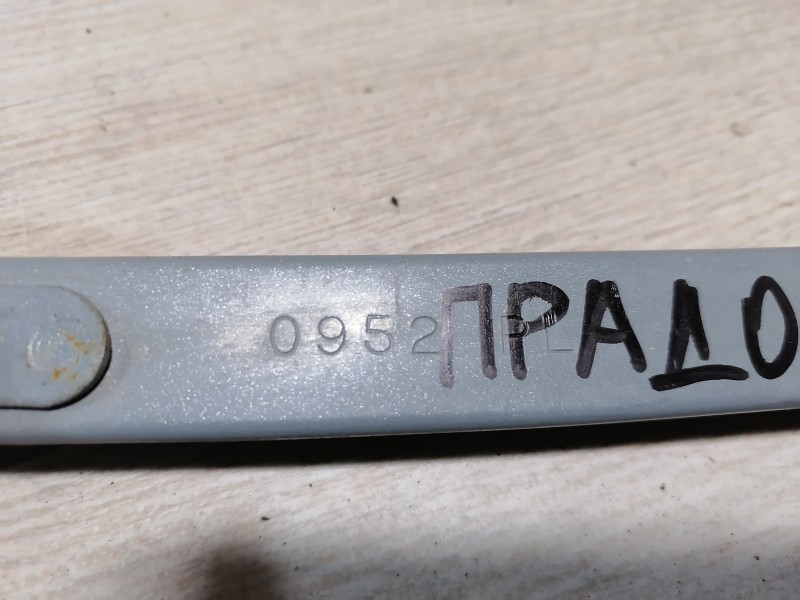 Prado 150 №2 направляющая стекла двери передняя левая
