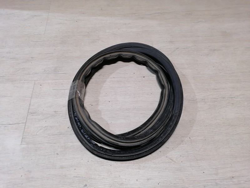 Prado 150 №2 уплотнитель стекла багажника