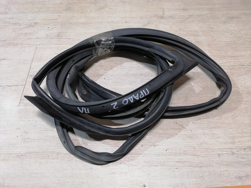 Prado 150 №2 уплотнитель двери передний левый