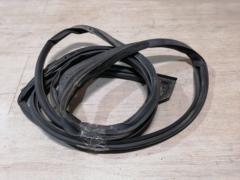 Prado 150 №2 уплотнитель двери передний левый