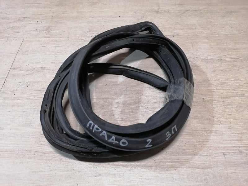 Prado 150 №2 уплотнитель двери задний правый