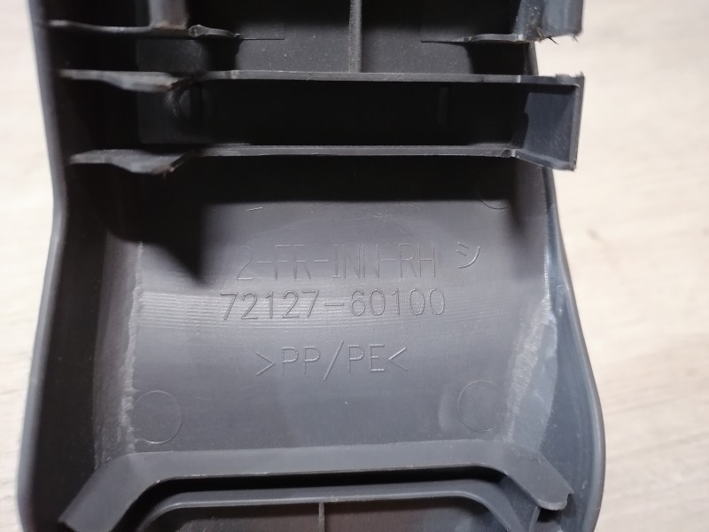 Prado 150 №2 накладка салазок сиденья 7212760100