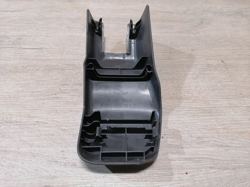 Prado 150 №2 накладка салазок сиденья 7212860070