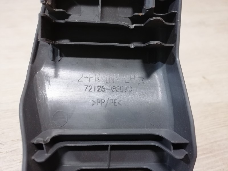 Prado 150 №2 накладка салазок сиденья 7212860070