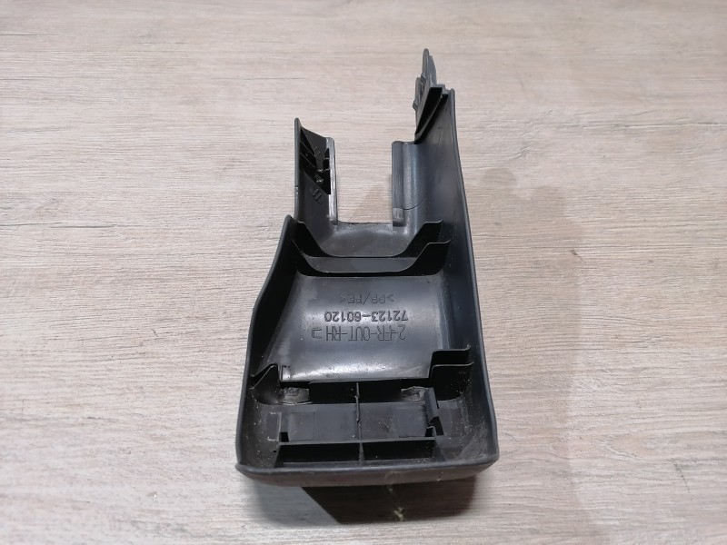 Prado 150 №2 накладка салазок сиденья 7212360120