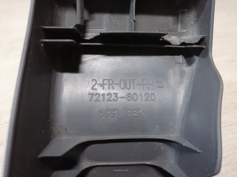 Prado 150 №2 накладка салазок сиденья 7212360120
