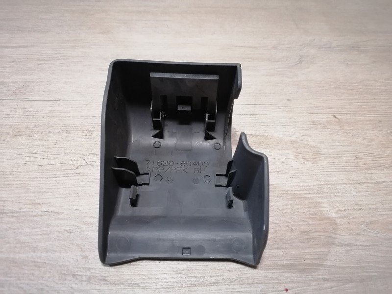 Prado 150 №2 накладка салазок сиденья 7162960400