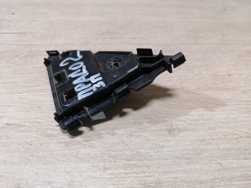 Prado 150 №2 кронштейн правого молдинга уголка крышки багажника