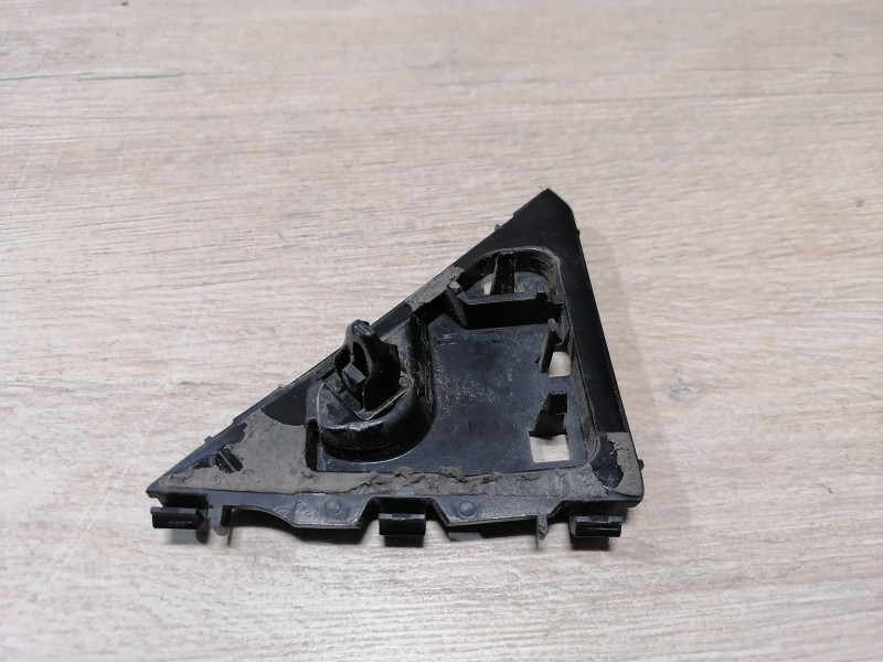 Prado 150 №2 кронштейн правого молдинга уголка крышки багажника