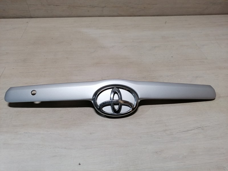 Camry v40 №6 молдинг крышки багажника деф