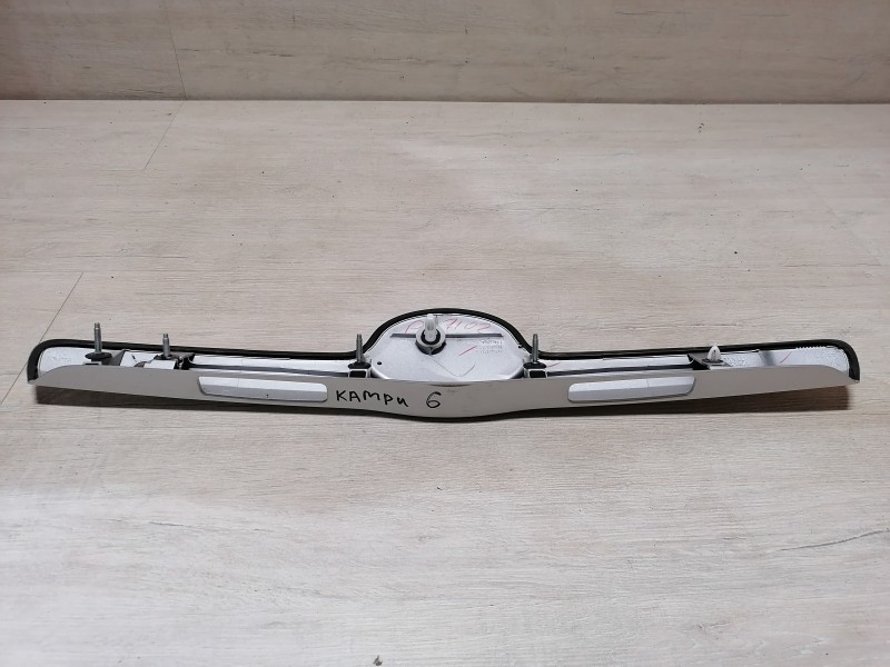 Camry v40 №6 молдинг крышки багажника деф