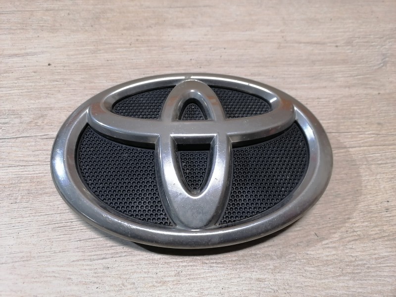 Camry v40 №6 эмблема передняя деф