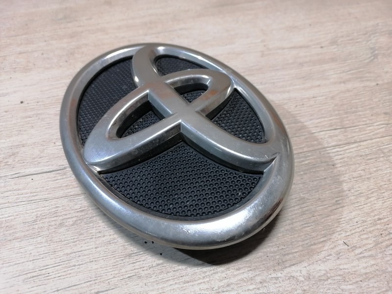 Camry v40 №6 эмблема передняя деф