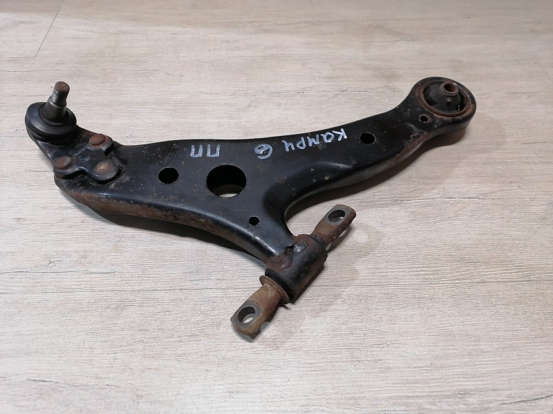 Camry v40 №6 рычаг передний правый