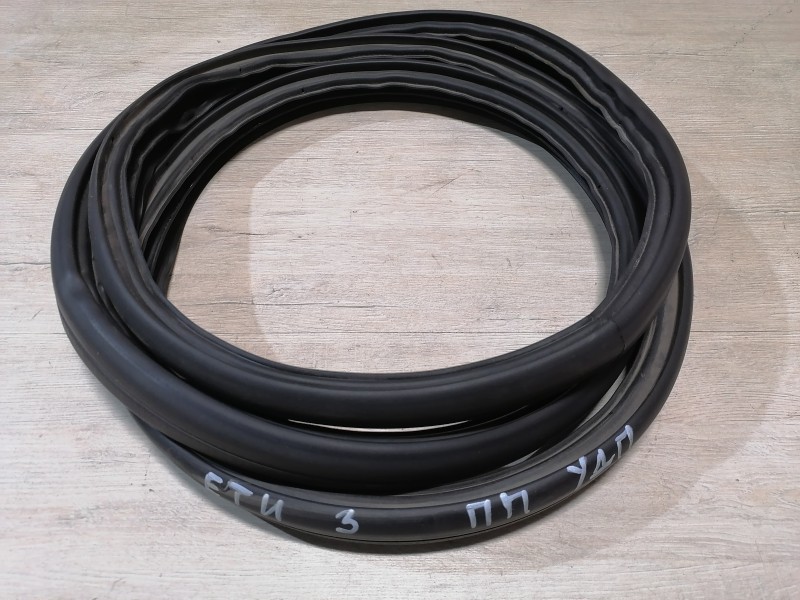 Yeti №3 уплотнитель дверного проема передний правый