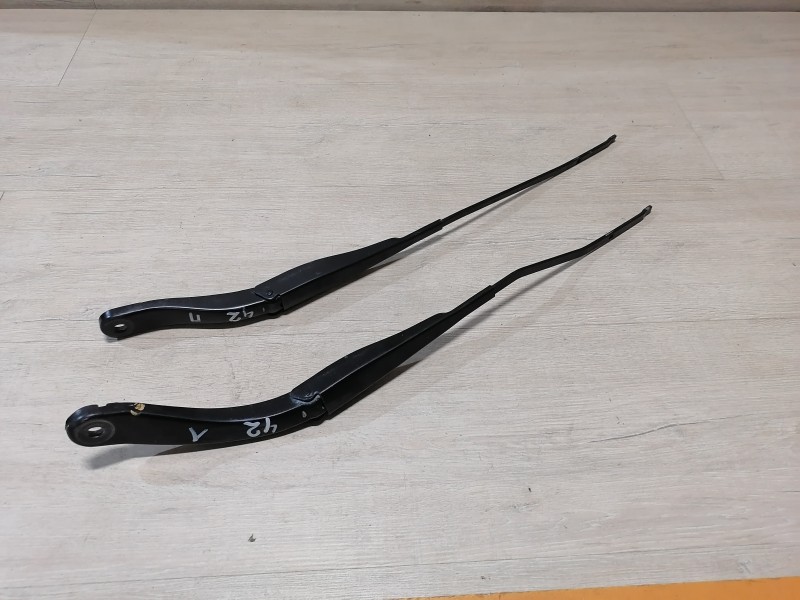 Logan №42 поводок дворника правый