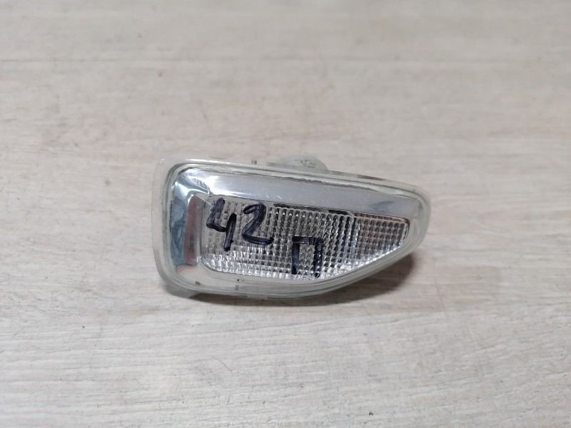 Logan №42 повторитель поворота в крыло правый