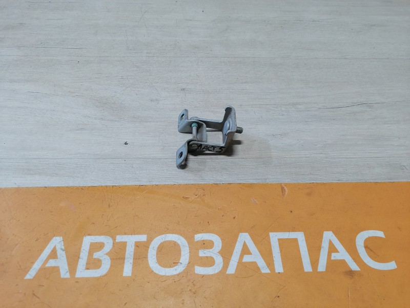 Duster №5 петля багажника