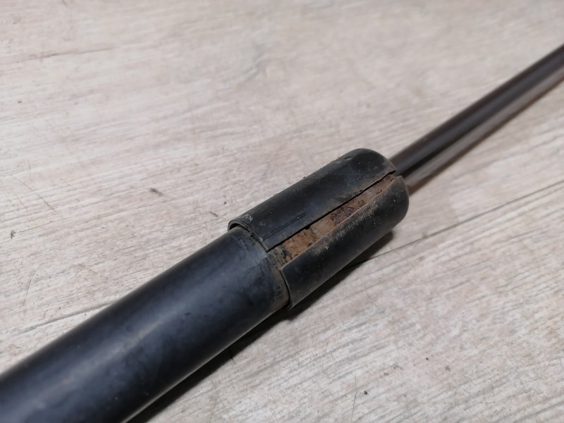 Duster №5 амортизатор багажника деф