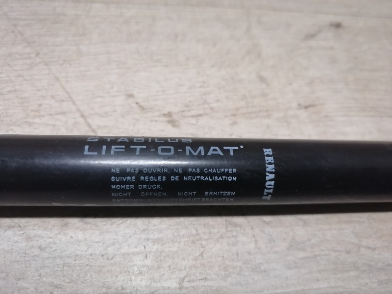 Duster №5 амортизатор багажника деф