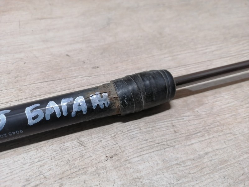 Duster №5 амортизатор багажника деф
