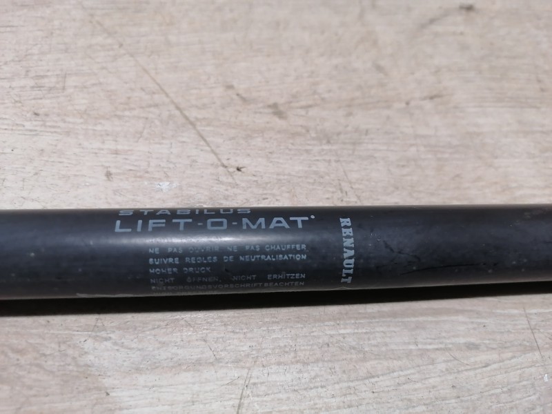 Duster №5 амортизатор багажника деф