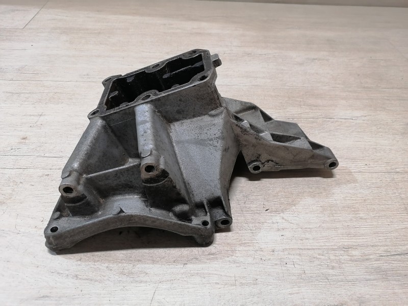 Mercedes E210 кронштейн кондиционера 1112361330