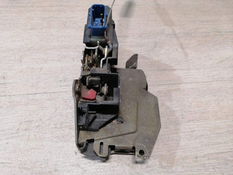 BMW E39 замок двери задний левый 8138927